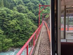 出発してまず新山彦橋の鉄橋を渡ります。
