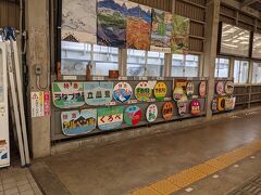 今日は電鉄富山駅からスタートです。駅のホームにはヘッドマークがたくさん飾ってありました。