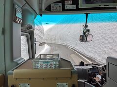 有名な雪の大谷を通過、今年は50周年記念で道路が1車線になっており、普段よりも車道が狭く迫力があるそうです。でもだいぶ雪が解けて11mほどでしたのでまあまあの迫力でした。