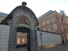 ハイリゲ・ゲースト通り沿い

門のアーチが素敵だったもので、何の建物かはわからず^^;