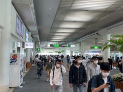 定刻通り那覇空港に到着

朝に比べるとだいぶ人が多かった。結構旅行している人が多い。