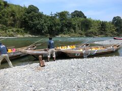 まだかき氷まで時間があるので、先に川下りに行こう。

１件目に行ったらすでにいっぱいで、申込できず。
まだ午前中なのに…。
線路を超えたところにも、舟下りをやっている会社があるというので行ってみた。
すごい。すごい人。すでにたくさんの人が並んでいる。

比較的近場で、自然があるところを選んできたがこの時期まさかこんなに来ていると思わなかった。
やっぱりみんな考えることは同じか。
乗れそうなので並んで待つことにした。

やっと順番が来てバスに乗って移動。次々詰め込まれる。
本当はＡコースとＢコースがあり、Aコースは少し急流みたいだ。
コースを選ぶこともできず、いわれた通り、船に乗り込む。