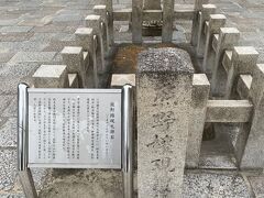 南大門をくぐると熊野権現礼拝石があります