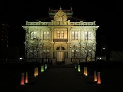 弘前公園近くの青森銀行記念館はライトアップ。