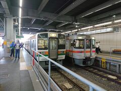 おはようございますぅ。
東海道本線に乗って豊橋に着きましたがな。

ここから秘境感満載の飯田線に乗り換えです。
8:11発の天竜峡行き普通電車です。
