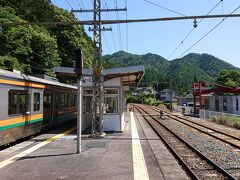 三河川合駅です。ここで8分停車。