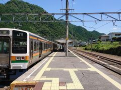 中部天竜駅です。10:22~10:42まで20分の停車。
んじゃ、少し散策でもすっかぁ、とうろうろしてみるも…
駅前、何もありません。人影もありません。。
20分という停車時間から、もしや売店があるのではと勝手に想像しちゃいました^^;