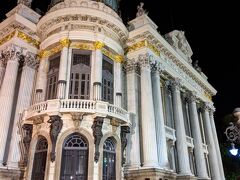 リオデジャネイロでとりわけ気に入った建物が、この市立劇場！
見れば見るほど壮麗な造りに惚れ惚れしました笑