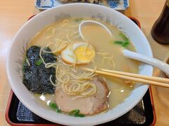 やってきたのは有名なラーメン屋「あすか」。
ヨーロッパの日本食レストランでもラーメンは食べられますが、やはりこういう庶民派で懐にやさしいラーメンの方が身に染みて温かく感じるものです笑