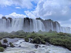 サンパウロから飛行機でフォス・ド・イグアスへ！
まずはブラジル側のイグアスの滝を見に行きました。
