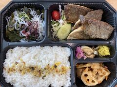 【海外駐在員のサラメシ（デリバリー弁当）】

これも藍染の白味魚弁当...

うん？これまで素晴らしいお弁当を供給して来たこのお店...

最近なんだか、手を抜いてる？