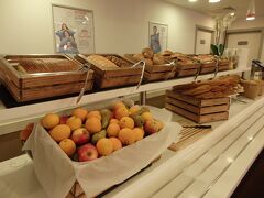 ホテル・イビスの朝食は6：30～10:00

例のごとく一番乗りで、誰もいない間に写真を撮らせていただきました。

パンや丸ごとフルーツのコーナー