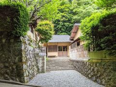 加満田の敷地は5,000坪。広い庭がありそうですが、足はガクガク、Tシャツは汗びっしょり。時間は14時半ごろですが、散歩などせず早く温泉に入りたいモードです。