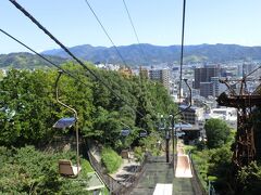 【松山城リフト】(約6分。\270/片道)
さぁ、お目当ての松山城へ行きますよ～。
松山城は勝山、という山の上に建てられているので、
そこまではリフトで向かいます～。乗りたかったんだ～♪
振り返ると良い眺め～♪