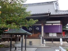 　延命地蔵の銅像と弘法大師の石像の先の本堂にお詣りしました。堂内には宇宙を模した天井画が370枚もあるそうですが、お堂が開くのには早すぎたのか、見ることができなくて残念でした。