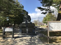 早めにスキーを切り上げたので、ちょっと米沢の街を散策してみよう。ということで、バスを途中下車。米沢城跡・松が岬公園に寄ってみます。「なせばなるなさねばならぬ何事も」で有名な米沢藩中興の祖の上杉鷹山公像