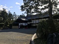 旧上杉伯爵邸の上杉記念館へ。現在は米沢の郷土料理や米沢牛が味わえる食事処として利用されているのですが、営業時間を過ぎていたので