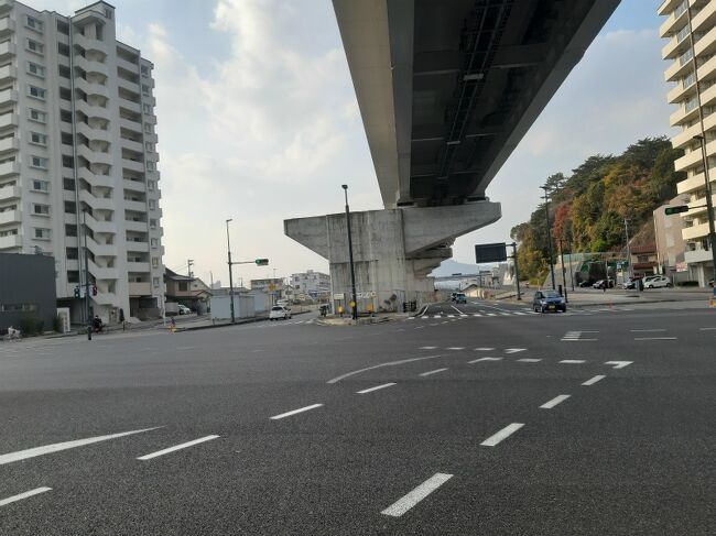 昼食を終わって、中電前から広電６号線の終点江波へ移動しました。<br />江波から江波山気象館を目指して歩き始めます。<br />途中見掛けた高速道路。工事中ではなくて利用されてますが、バランス悪そうですね。地震が起きた時大丈夫だろうかとチョット心配。