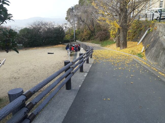 江波山気象館の麓でベトナム人か、タイ人の人達が皆さん集まって遊んでました。<br />コロナ禍で帰国もままならないだろうから大変ですよね。