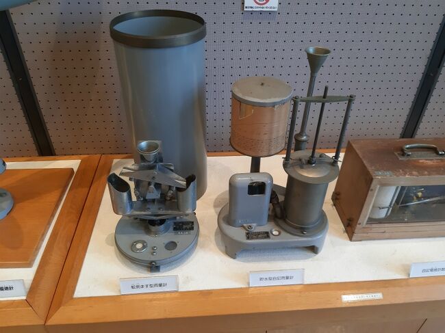 内部にはこんな気象観測に使われる機材が展示されています。思ったほど気象に関する説明が少なかったです。