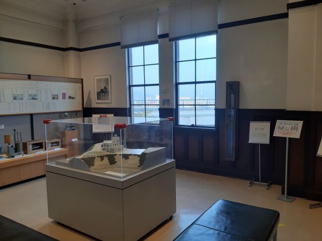 内部の様子です。<br />江波山気象館は爆心地から３．７ｋｍも離れた位置に建っていますが、爆風でこの窓ガラスが割れたみたいです。