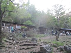 富士見平小屋テント泊
昨晩８時に就寝、睡眠時間も十分とれ、2時半から1時間おきに目が覚める。予定より３０分早く、4時半に起床。混雑の予想されたWCに行き、バーナーでお湯を沸かし、コーヒーとあんパンで簡単朝食を済ませ。新幕テントの戸締りをして、６:07発　金峰山に向け出発。