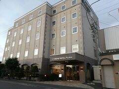 かなり遠くまで回ってきましたが、本日のお宿は名寄市に取ってあるので戻ります。
グランドホテル藤花です。
小道を挟んだところに広い平面駐車場がありました。
雨の時はつらいですが、平面駐車場は楽でいいですよね。
結構古そうなホテルです。