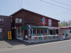 道の駅は今度ゆっくり見ることにして、道の駅周辺のお店を見て回ることにしました。
ここは有名なアイス屋さん、ニセコジェラートです。道の駅のすぐ近くにあります。よくニセコグルメで紹介されてますね～。
と言うこと我らも行ってみましょう！