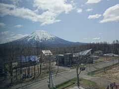 おはようございます！昨日と打って変わって快晴の日となりました。
窓から見える羊蹄山がとても美しいです。