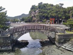 少し先に架かっている不老橋。市町川という小さな河川の河口近くにある。
この橋は嘉永4（1851）年に紀州徳川家第10代藩主・徳川治宝（はるとみ）公が架けたとされる。江戸時代のアーチ型石橋は九州以外ではたいへん珍しいとされる。