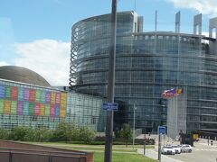 　車窓から見た欧州議会場（ルイーズワイスビル）。
 　ストラスブールをはじめとするアルザス地方は、フランスとドイツが激しい領有権争いを繰り広げた場所です。その歴史的、立地的な理由からＥＵの国際機関が置かれています。
