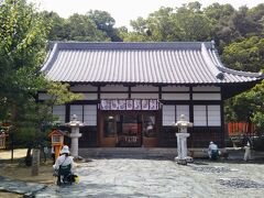 玉津島神社の拝殿。境内で水彩画を描いている人が何人もいる。インストラクターのような人もいるので、社会人対象の絵画教室のようである。