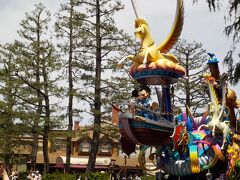 パレードが始まりそうなので、待ちました。日陰の所がなかったので、暑い。
