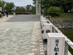 松本城のお堀に到着しました。
