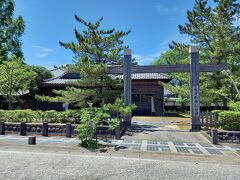 美術館の向かえにある水沢県庁記念館です。道の駅「遠山之里」の真ん前にあります。明治4年の廃藩置県で宮城県の北部と岩手県の南部の地域が「登米県」、翌明治5年に「水沢県」となった際、登米町に県庁が置かれました。期間は明治8年まででしたが、その後、裁判所として使われていました。