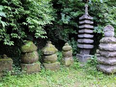 極楽寺から成就院へ向かう途中に、上杉憲方の墓と伝えられる七層塔などがひっそりと建っている。
憲方の墓は明月院にあるし、鎌倉後期に建てられたものらしいので、室町初期に死去した憲方のものとは考え難い。