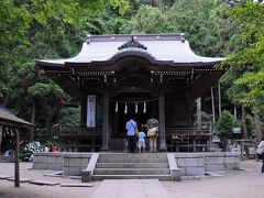 その踏切の北側に、御霊神社が鎮座している。
祭神は、鎌倉の始祖である鎌倉権五郎景政。
鎌倉景政は、後三年の役で活躍した武将で、鎌倉に領地を持っていた。