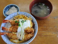 長谷駅の近くの食堂で、鎌倉丼なるものが目に留まった。
気になったので、食べてみることにした。
出てきたのは、卵でとじた三本のエビフライが載ったもの。
鎌倉丼は、鎌倉界隈の飲食店で海老を使った丼ものの総称のようなものらしいく、店によって形態が違うようだ。
とは言え、なかなか美味しかった。