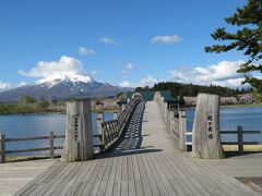 鶴の舞橋に到着。鶴の舞橋は1994年（平成6年）に架けられた日本一長い（全長300m）木造三連太鼓橋。