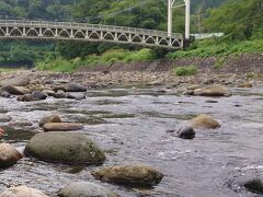 こちらは水場に触れ合えるポイントがありました。二人でウイングヒルズでいただいたお弁当で朝ゴハンです。9時半前には到着したのでバスの出発時刻10:35までゆっくり食べられました。