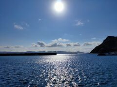 阿嘉港に着いて村内航路のみつしま号待ってます。

いい太陽だわ～
しげれるわ～