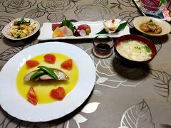 ナーレーラーに戻ってからの晩ご飯。
今宵は和洋折衷でナイスです。

たけこさんが作ったゆし豆腐のお汁、いいですね～

阿嘉島3日目は晴れ男の初めても結構ありまして、天気にも恵まれて楽しく過ごしたのでありました。


ご覧いただいた皆さま、ありがとうございました。

