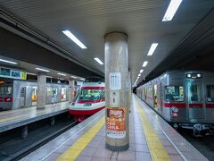 長野駅では最大3本の列車が並びます。