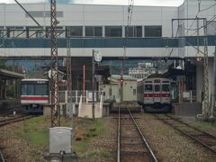 立派な橋上駅の信州中野駅に着きます。
左が湯田中行き、右の8500系は湯田中に行けないので長野行きです。