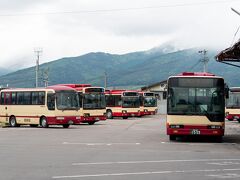 終着の湯田中駅に着きました。
駅前には長電バスが多数停まっています。