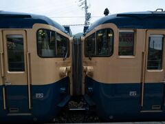 1駅目の安茂里で降ります。
長野駅では暗くて撮りづらかった連結面も明るく撮れます。
ホームの幅が狭くてあまり後ろに下がれないので、広角レンズをお忘れなく！