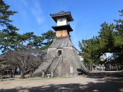 ことでん琴平駅の後ろにある高灯籠を見学。
1860年完成、高さ27メートルの日本一高い灯籠だそうです。