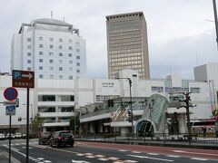 こちら、ＪＲ山形駅。

そういえば、前夜着いたときは、上のペデストリアンデッキで路上ライブやっていたなあ（笑）