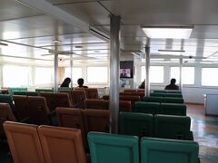 1月初めに訪問した女木島です。桃太郎の鬼ヶ島伝説がある島です。小さな島なので高松港に車を置いて、徒歩で周ることにします。写真は「めおん２」の船内。