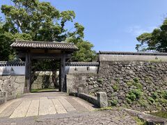 まだ時間があるので、ネットで見た洋菓子店へ行ってみることに。
途中で、さっき空港からバスで来たときに見た福江城のお堀の横を通ります。
これを書きながら調べましたら、日本唯一の海城ということですね。